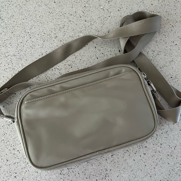 LULULEMON Camera Bag crossbody. NWOT. Sold out Raw Linen color! - Picture 3 of 4